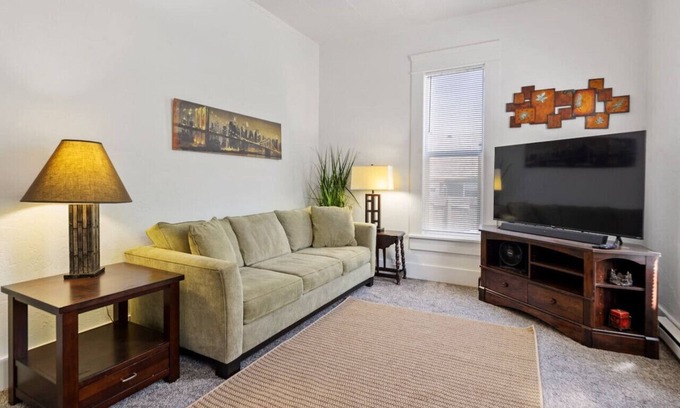 Market District Casa | The White Lotus: 2 mi to U of O/Downtown