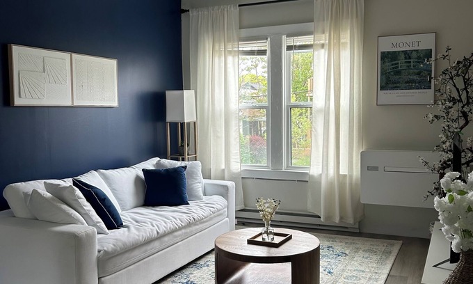 New Center Detroit Apartamento | The White Lotus - Premium King Bed | 400mbs Wifi | 7-minDT | Work Station