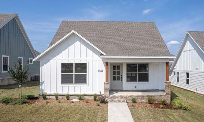 Uniontown Casa | The White Lotus - walking distance to ACHE or ARCBest