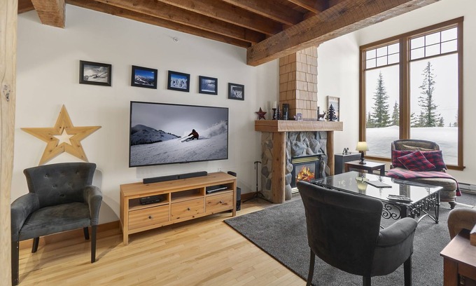 Snow Pine Estates Chalet De Esquí | The White Room | Priv. Hot Tub & Ski In/Ski Out