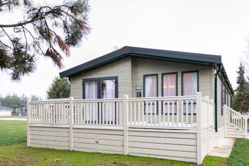 Allerthorpe Cabina | The White Rose Lodge with Hot Tub