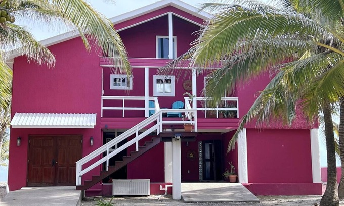 Isla de Utila Casa | The Whole Hibiscus - Pool & Ocean Front!