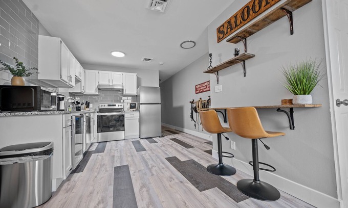 St. Charles Apartamento | The Wild West Getaway- 204-1