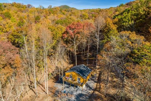 Shenandoah Casa | The Wilderness Cabin - Shenandoah Getaway - HotTub, Arcade, RiverAccess