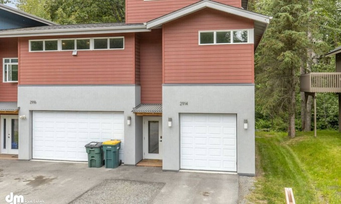 Turnagain Casa | The Wildlife Gallery - Modern Creekfront Rental