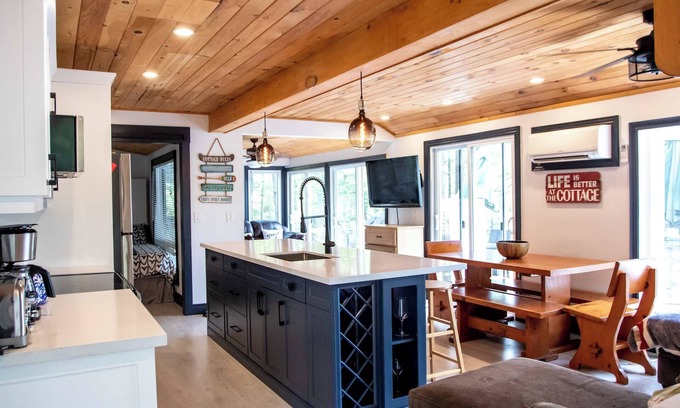 Gravenhurst Cabaña | The Willow | Lakefront Cottage | Muskoka