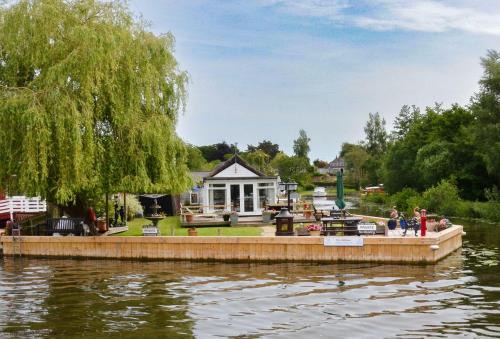 Horning Casa | The Willows in the center of the village in Horning