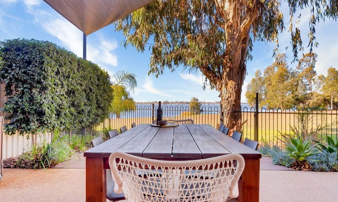 Yarrawonga Casa | The Willows overlooking Lake Mulwala and parkland
