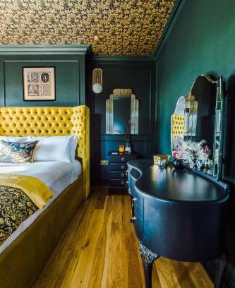 Old Windsor Casa | The Windsor Tapestries Retreat - Sleeps up to 9, Hot Tub, Free Parking, Dog Friendly