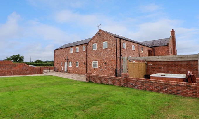 Overton-on-dee Cabaña | THE WING, pet friendly, luxury holiday cottage in Bangor-On-Dee