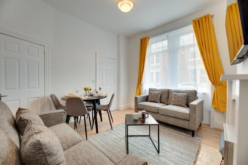 Fenham Casa | The Wingrove Retreat by Week2Week Contractor & Business Travel Stays