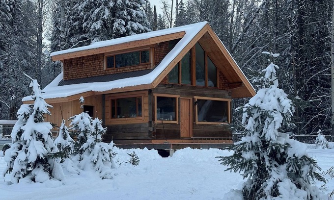 Blaeberry Cabina | The Wise Owl's Roost. A luxury cabin with hot tub and amazing mountain views