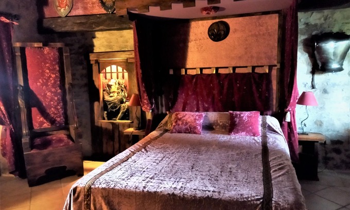 Servas Casa | La única cabaña medieval en el Gard, original con patio interior, en dos hectáreas.