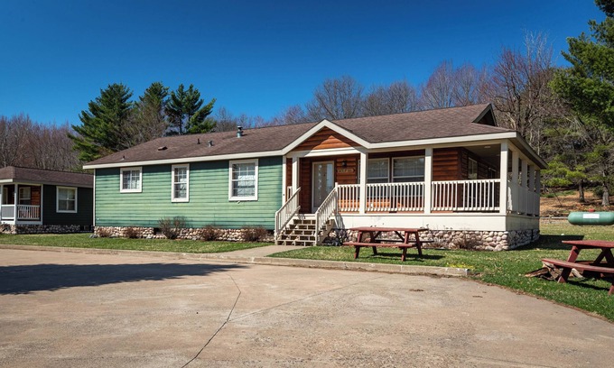 Neillsville Cabina | The Wolf Cabin at the Riviera Resort in Neillsville, Wisconsin!