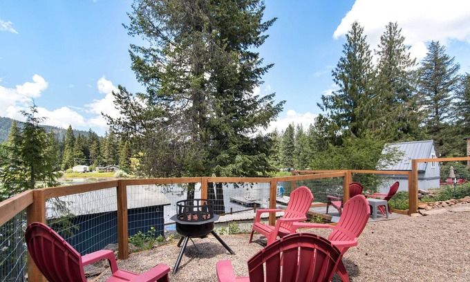 Twin Lakes Casa | The Wolf Den | A Cozy Rathdrum Voyage