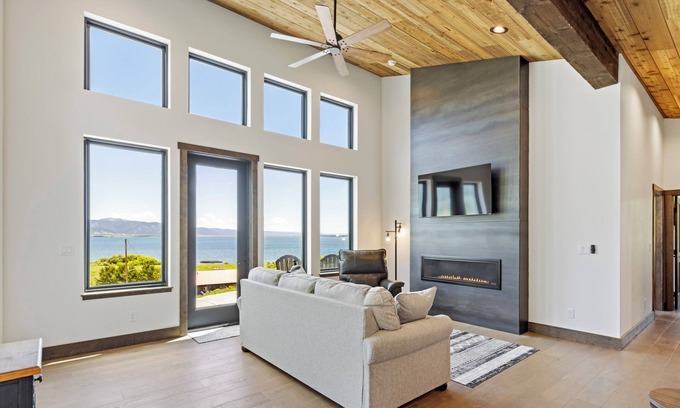 Island Park Cabina | The Wolf Den - New Modern Lakefront Cabin near West Yellowstone
