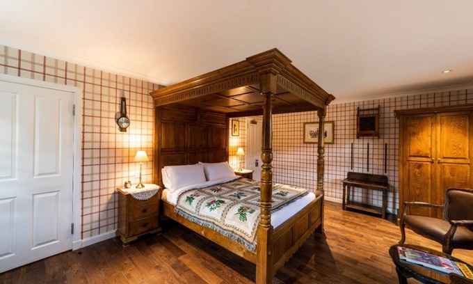Shiel Bridge Cama Y Desayuno | The wooden floors, vintage furniture, and tartan accents create a comfy room