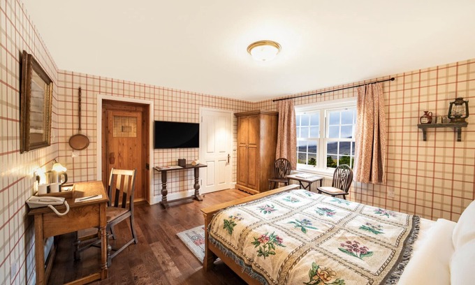 Shiel Bridge Cama Y Desayuno | The wooden floors, vintage furniture, and tartan accents create a comfy room