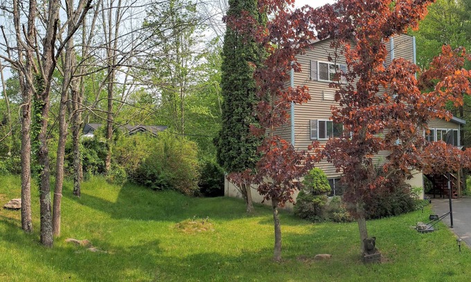Lake Ariel Casa | The Woodland Hideout by the Lake features a private Hot Tub and Sauna