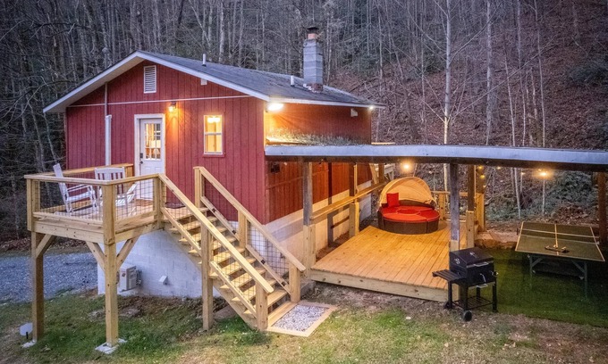Sylva Apartamento | The Woodlen: Mountain Studio with Hot Tub, Views, Fire Pit, & Ping Pong Table