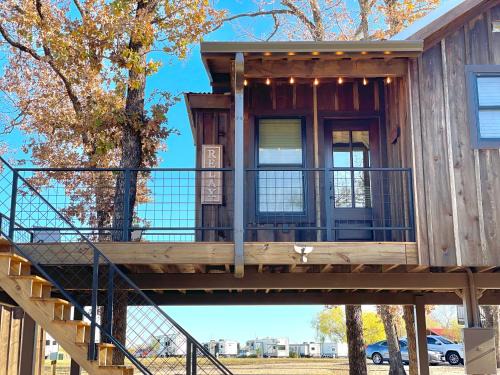 Elm Mott Otro | The Wren Treehouse 15 MIN to Magnolia Baylor