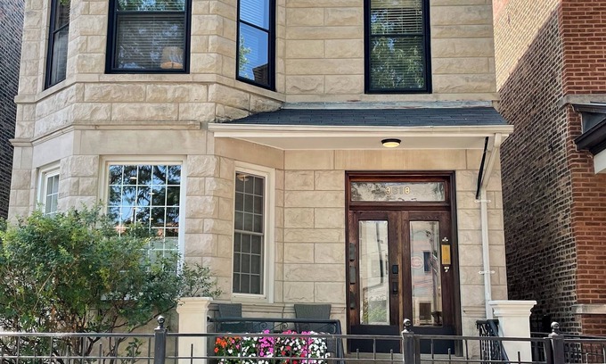 Wrigleyville Apartamento | The Wrigleyville Deluxe -Steps from Wrigley Sleeps 10