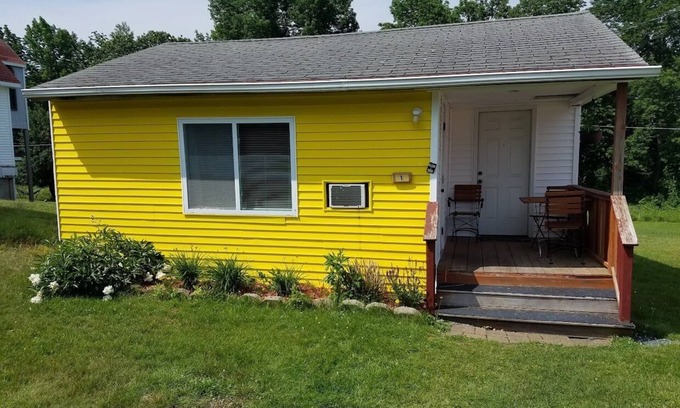 Ellsworth Cabaña | The Yellow 2 Bedroom Cottage @Twin Hills Cottages