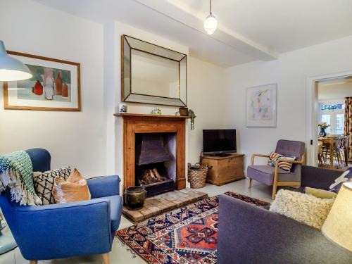 Framlingham Casa | The Yellow Cottage On The Hill