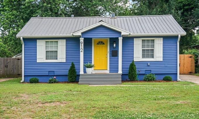 Norman Casa | The Yellow Door House | Walk to OU + Cozy Vibes