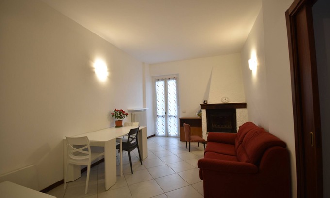 Colle Brianza Apartamento | The Yellow House - Holly large apartment, rustic connected to the garden