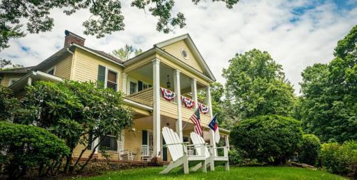Waynesville Cama Y Desayuno | The Yellow House on Plott Creek