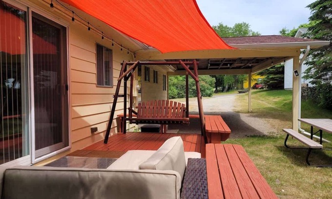 Frankfort Casa | The Yellow Rose Pet-Friendly Lawn Games