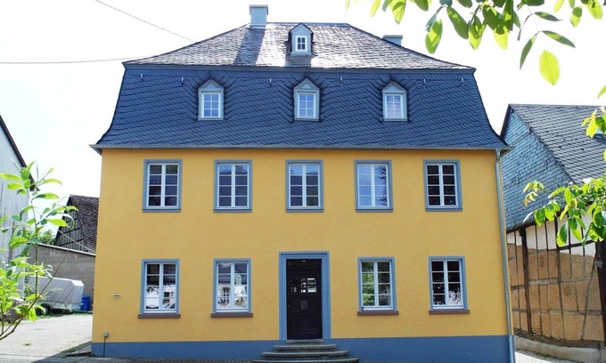 Irmenach Casa | The yellow vacation home