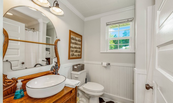 Fort Payne Cabaña | The Yellowflower Historical Home in a Great Location!