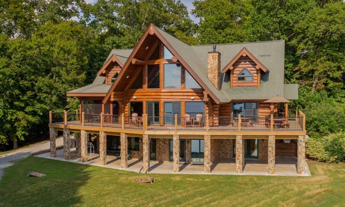 Bracey Casa | The Yellowstone | Elegance Meets Lakefront Luxury