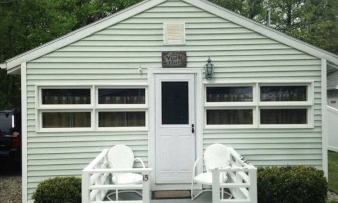 York Beach Cabaña | The York Hut is an updated gem just steps to Long Sands! 7min walk to the beach!