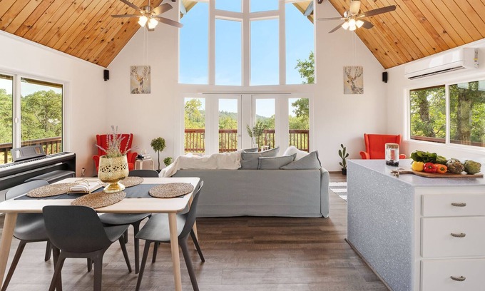Soulsbyville Casa | The Yosemite Chalet | EV Charger | King Bed | Spa Tub | Home Theater| Large Deck