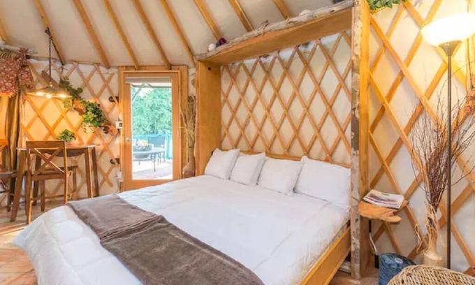 Geneva Cabina | The Yurt at Danville, romantic glamping in rural Central FL