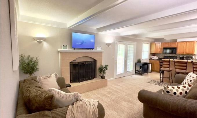 South Kansas City Casa | The Zen Den 3 BD 2 Bath Parking WiFi