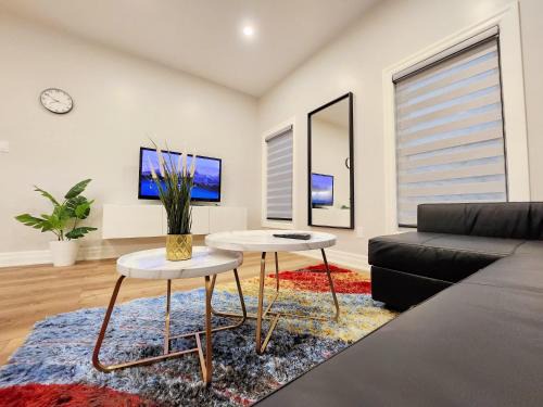 Downtown Apartamento | The Zen Escape Modern Queen Size One Bedroom Full Apartment