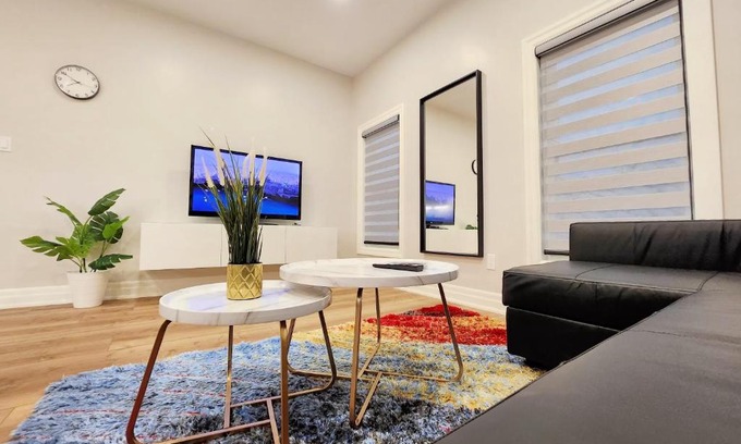 Downtown Apartamento | The Zen Escape Modern Queen-Bed Full Apartment