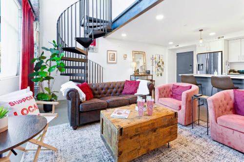 Civil Rights Historic District Apartamento | Theatre Retreat 2 Bedroom Loft - 1 Blk from Theatres