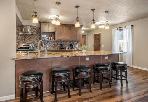 Cliff - Cannon Casa | Theatrical Escape South Hill Home near Downtown