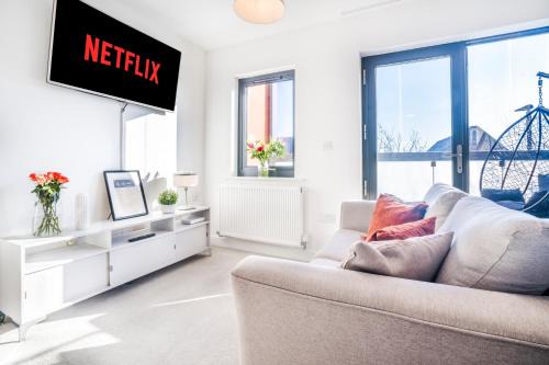 London Borough of Hounslow Apartamento | TheCountingSheep - Heathrow in 15 mins - Glass Balcony - Dedicated Workspace