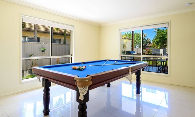 Helensvale Casa | Theme Park Paradise 4BR Spacious Family Home near Gold Coast Parks