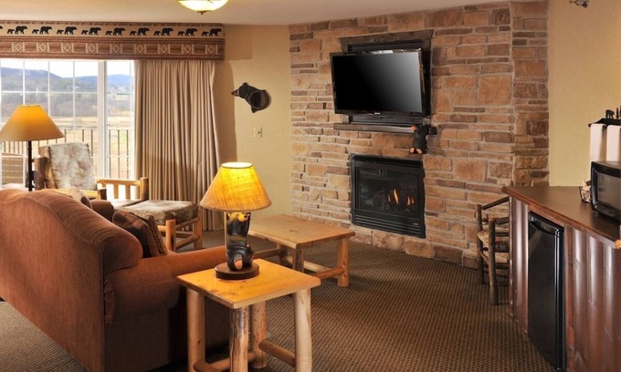 Onalaska Hotel | Theme Suite w/ Whirlpool, Living Room, Dry Bar, Stoney Creek Onalaska