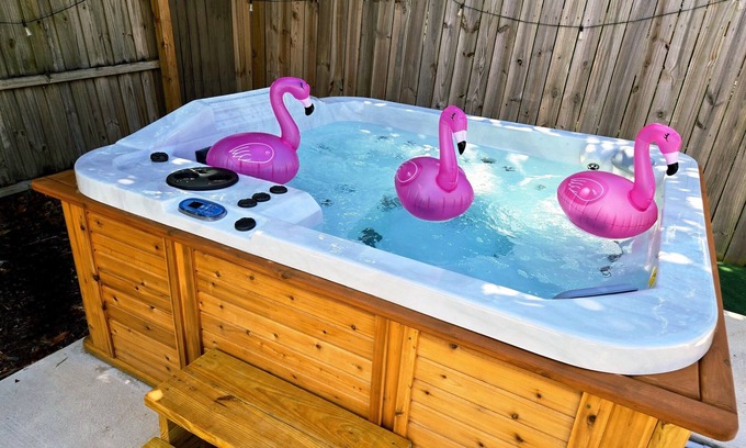 South Pinellas Community Council Casa | "The🦩Mingo" – Hot Tub, Fire Pit, Pet Friendly - Minutes to Madeira Beach - Guests Love It!