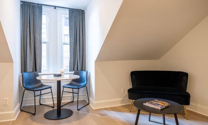 Gayborhood Apartamento | Thena Hotel - Spacious Studio