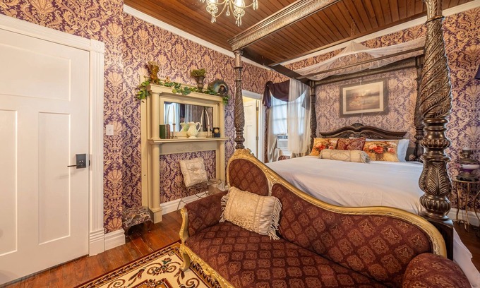 Marthasville Cama Y Desayuno | TheOutPostInn Bed&Breakfast - The Purple Victorian