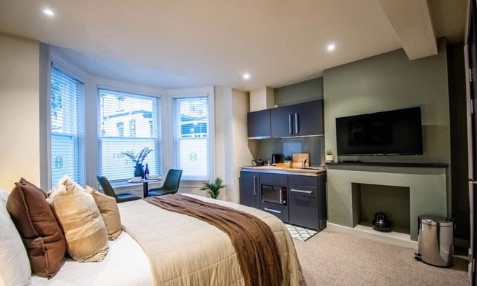 Thetford Casa | Thetford Hive Aparthotel Deluxe Suite 4